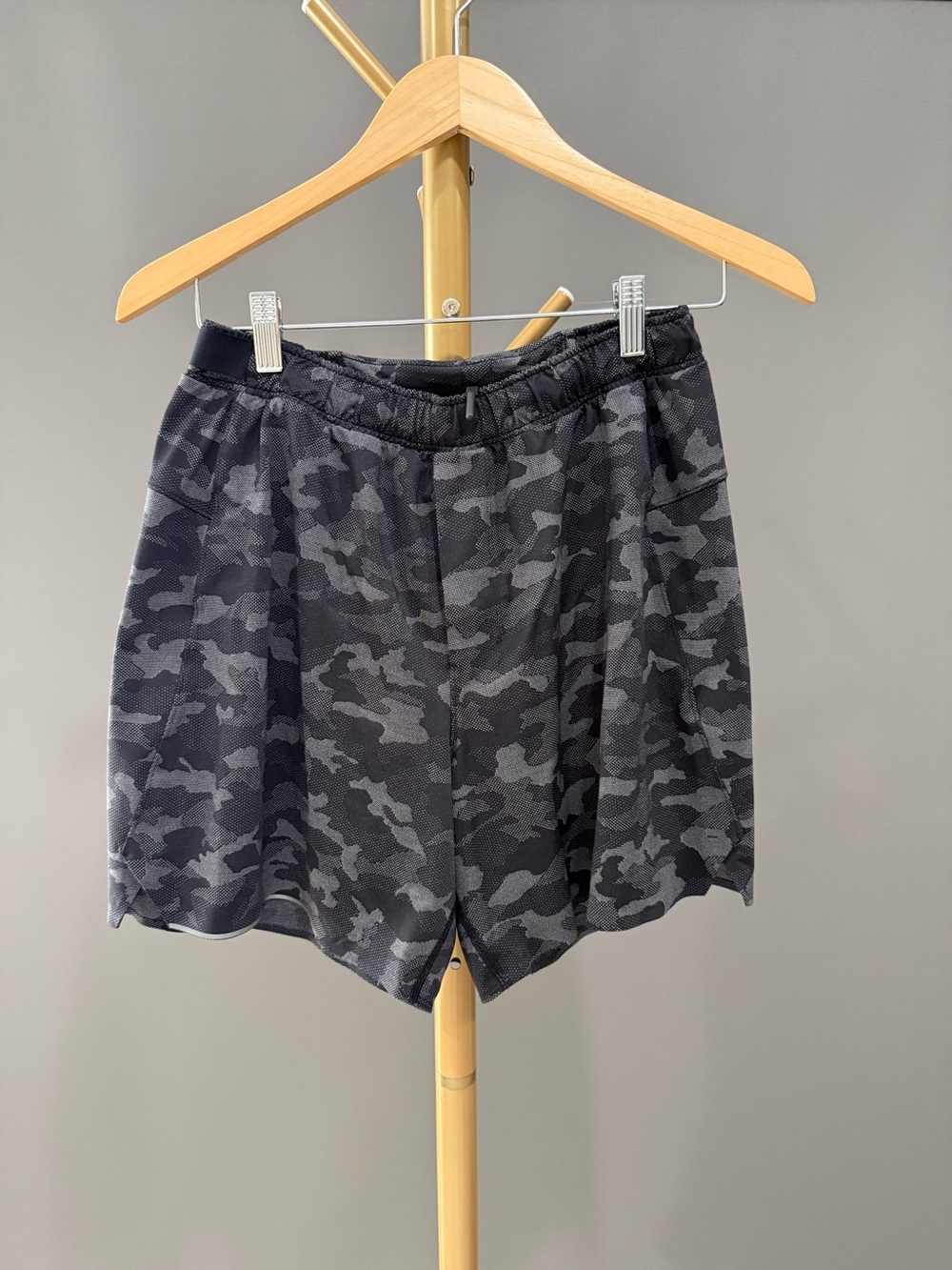 Lululemon Surge Short 6" Lined Men's M Black Gray Camo Running